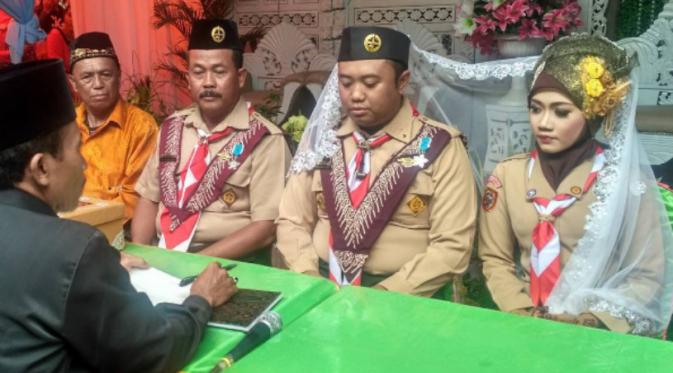 5 Contoh Busana Nikah Cowok yang Antimainstream. Nggak Perlu Ribet Pakai Pakaian Adat dan Makeup!