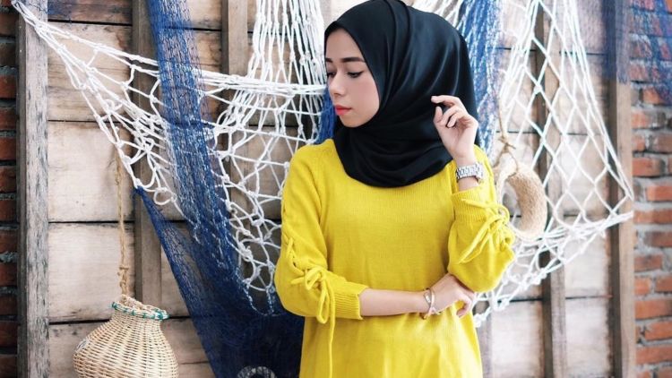 Cara Terbaik Memadupadankan Baju Warna Kuning Biar Nggak Dibilang Norak dan ‘Ih… Mengambang!’