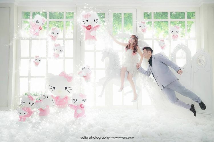 15 Inspirasi Gaya Pernikahan Sesuai Hobi; Nuansa Serba Pink Bertaburan Properti Hello Kitty