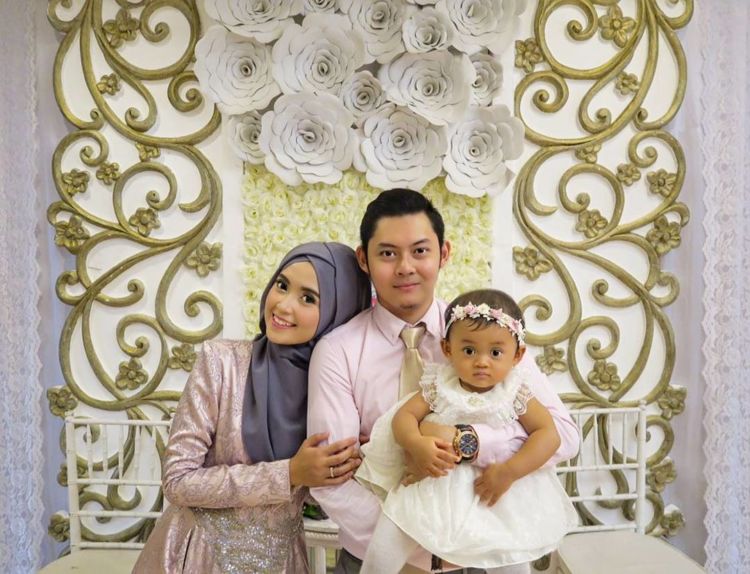 Ini Dia Cewek Cantik yang Mendirikan Salat di Kokpit Pesawat, Duh Adem Ya Lihatnya