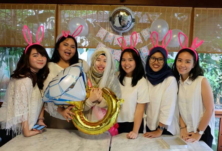 8 Benda Lucu untuk Penyambutan Sidang Skripsi, Dijamin Foto-foto Perayaan Jadi Lebih Seru Deh!