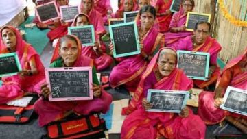 Menuntut Ilmu Itu Memang Tak Terbatas Usia, Sekolah Khusus Lansia di India Ini Bukti Nyatanya!