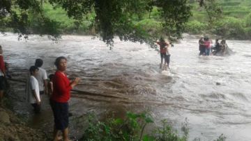 Duh. Keasyikan Selfie, 9 Wisatawan Terjebak Arus Sungai Deras di Mojokerto! Penyelamatannya Dramatis Abis