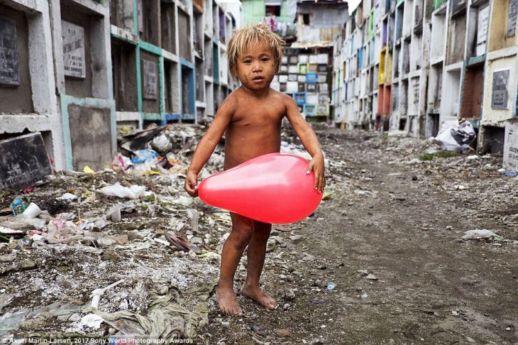 12 Potret Anak-anak Dunia yang Penuh Haru. Dari Terdampak Perang Hingga Terjerat Kemiskinan!