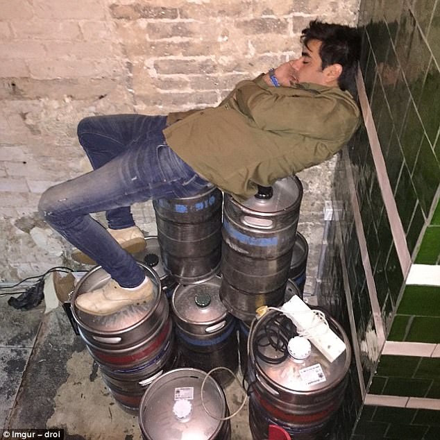 Begini 15 Potret Kocak Orang-orang yang Tidur di Ruang Publik. Ya Kalau Ngantuk Sih Gimana Lagi?