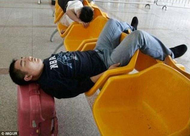Begini 15 Potret Kocak Orang-orang yang Tidur di Ruang Publik. Ya Kalau Ngantuk Sih Gimana Lagi?