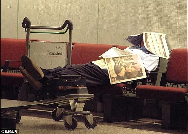 Begini 15 Potret Kocak Orang-orang yang Tidur di Ruang Publik. Ya Kalau Ngantuk Sih Gimana Lagi?