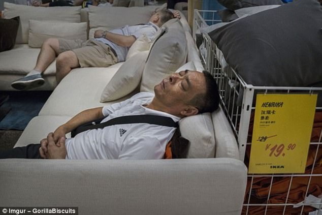 Begini 15 Potret Kocak Orang-orang yang Tidur di Ruang Publik. Ya Kalau Ngantuk Sih Gimana Lagi?