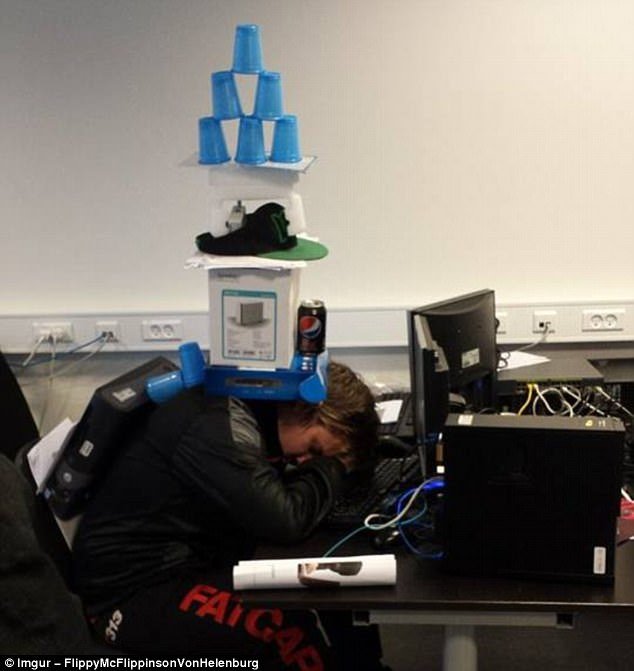 Begini 15 Potret Kocak Orang-orang yang Tidur di Ruang Publik. Ya Kalau Ngantuk Sih Gimana Lagi?