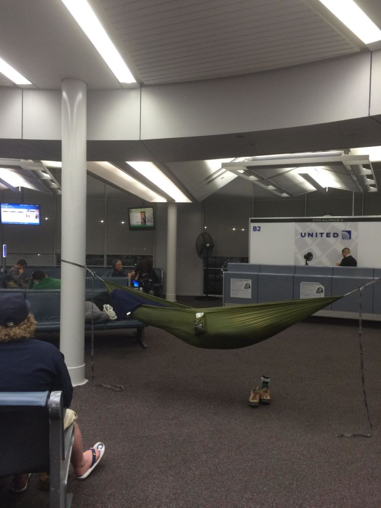 Begini 10 Cara Tidur di Airport yang Kocak Banget. Yakin Deh Bakal Ngakak Saking Kreatifnya!