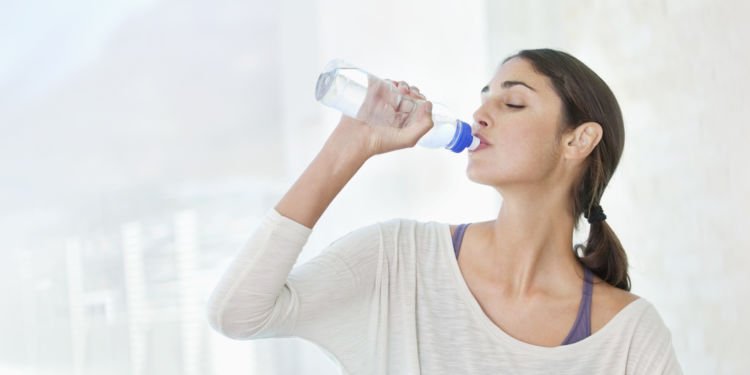 7 Alasan Kesehatan Kenapa Minum itu Baiknya Sambil Duduk, Bukan Berdiri