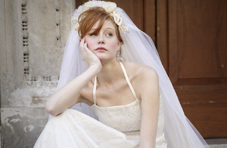4 hal yang harus kamu pikirkan, ketika sudah galau dengan pertanyaan “kapan nikah?”.