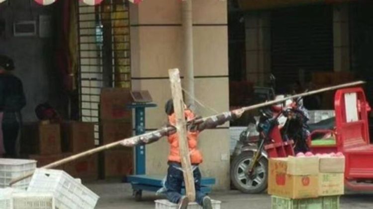 Anak Ini Mendapat Hukuman Salib oleh Orangtuanya Lantaran Tak Mengerjakan PR. Duh,  Kebangetan :(