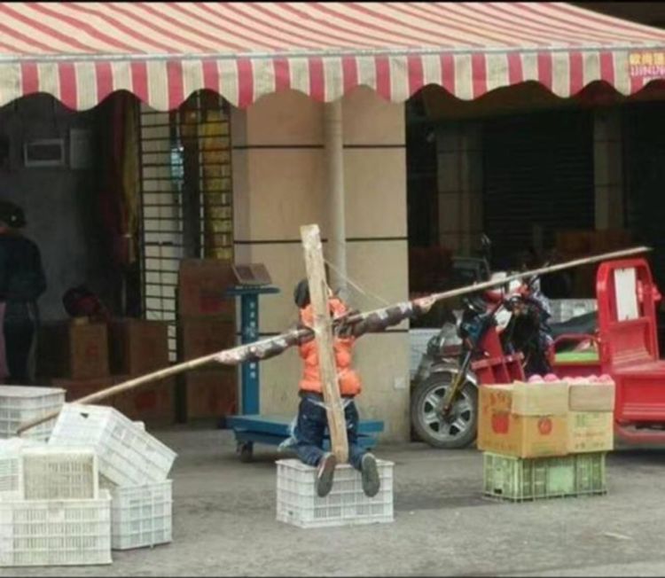 Anak Ini Mendapat Hukuman Salib oleh Orangtuanya Lantaran Tak Mengerjakan PR. Duh, Kebangetan :(