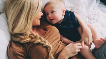 7 Mitos yang Nggak Boleh Kamu Percaya Saat Mengasuh Bayi. Calon Mama Muda Harus Pahami Ini