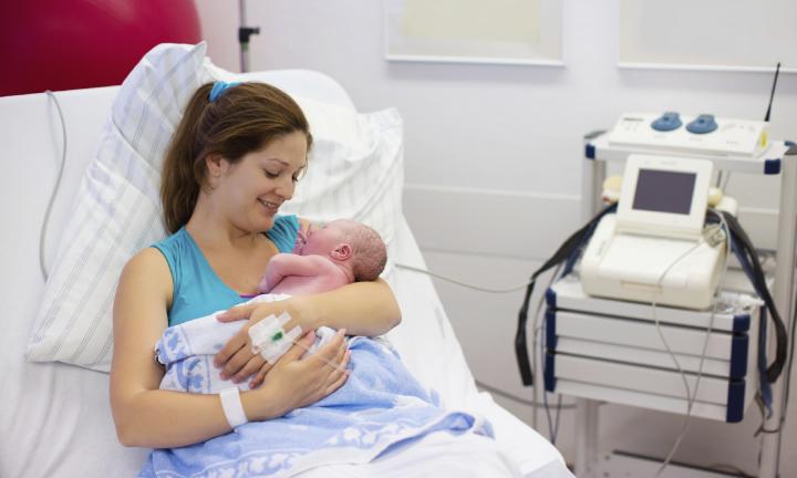7 Aturan Wajib Saat Menengok Bayi. Jangan Asal Sentuh-sentuh Tapi Lupa Cuci Tangan Dulu, Ih Jijik!