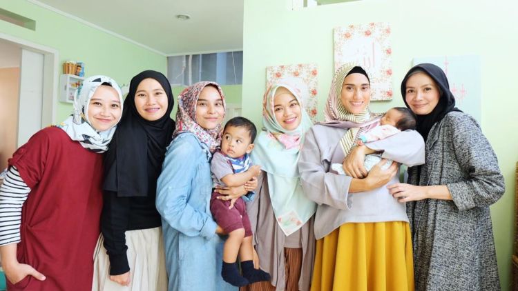 7 Aturan Wajib Saat Menengok Bayi. Jangan Asal Sentuh-sentuh Tapi Lupa Cuci Tangan Dulu, Ih Jijik!