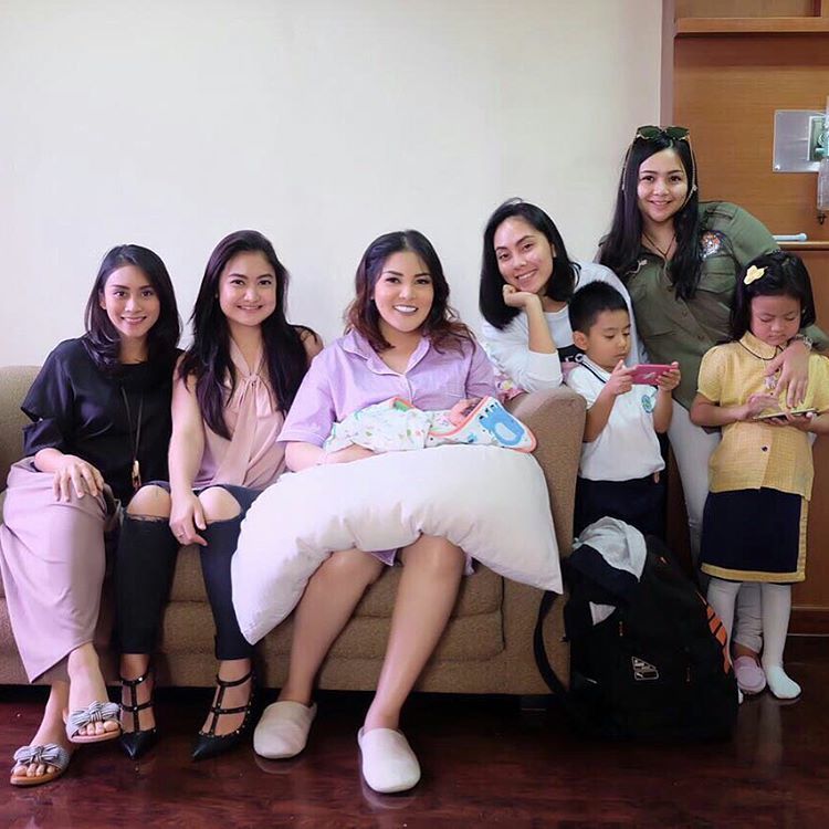 7 Aturan Wajib Saat Menengok Bayi. Jangan Asal Sentuh-sentuh Tapi Lupa Cuci Tangan Dulu, Ih Jijik!