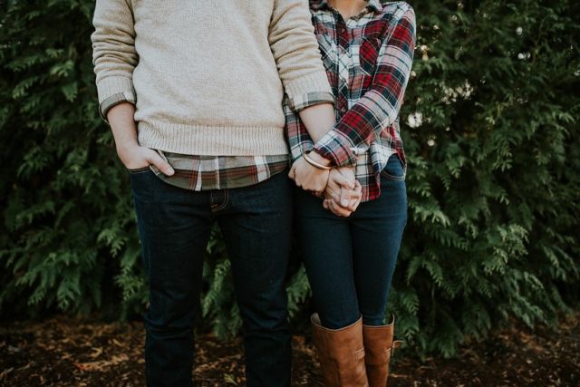 7 Alasan Genggaman Tangan Nggak Kalah Romantis Dari Pelukan, Ini Juga yang Buat Jantungmu Berantakan