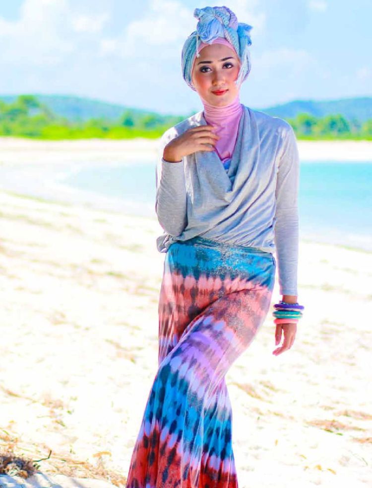 7 Tutorial Gaya Berhijab untuk Piknik ke Pantai  Buatmu 