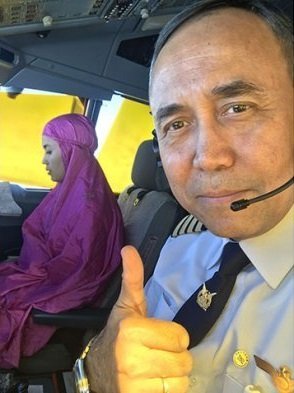 Ini Dia Cewek Cantik yang Mendirikan Salat di Kokpit Pesawat, Duh Adem Ya Lihatnya