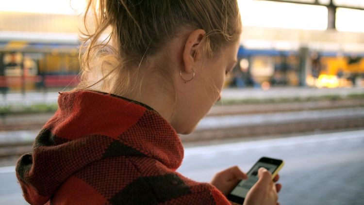 Saat Baru Pacaran dan Langsung LDR-an, Kalian Harus Bersiap Diri dengan 7 Godaan Ini