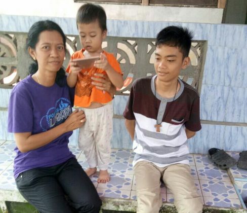 Seorang Suami Ditangkap Karena Tanam Ganja untuk Obat Istrinya. Sedihnya, Istrinya Lalu Meninggal :(