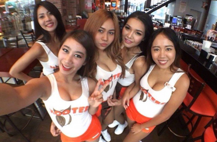 Hooters Ada di Indonesia: Restoran Ayam Bonus Pelayan Berbaju Seksi, Jual Sayap Ayam atau Apa? Miris