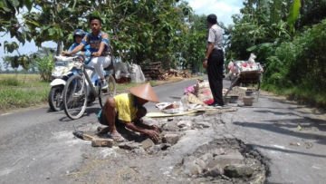 Perjuangan Mbah Sadiyo, Pemulung yang Bertahun-tahun Menambal Jalan yang Berlubang. Bikin Terharu dan Malu!