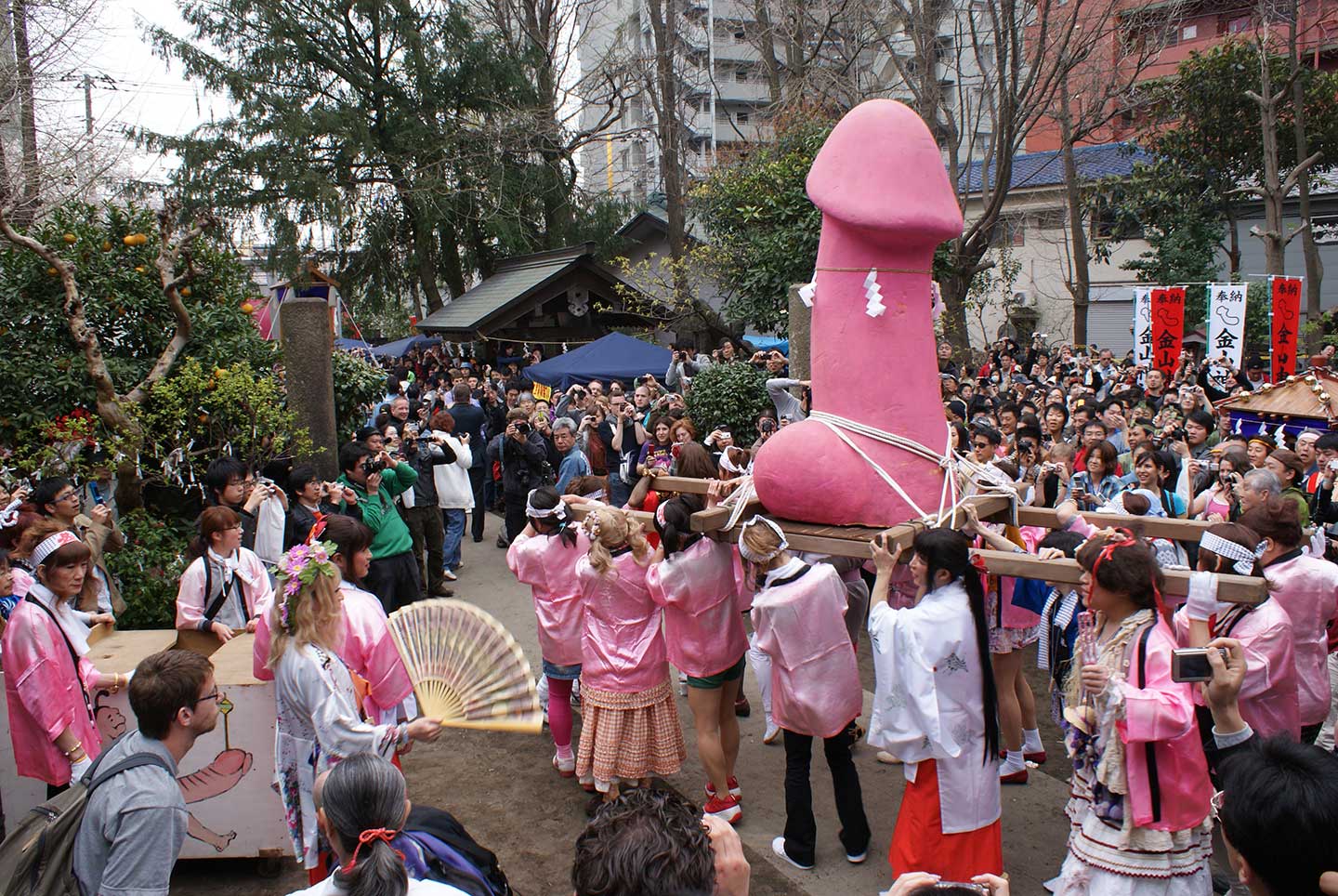 Festival Kesuburan di Jepang yang Dipenuhi Barang Aneh. Pasti Bikin Cewek Senyum-senyum Sendiri!