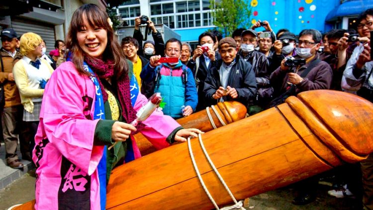 Festival Kesuburan di Jepang yang Dipenuhi Barang Aneh. Pasti Bikin Cewek Senyum-senyum Sendiri!