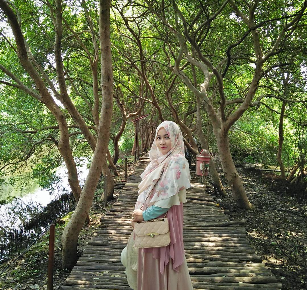 Bukan Maksud Apa-apa, Tapi Beginilah Dilema Cowok yang Punya Pacar Berjilbab. Susah Mau Bilangnya!