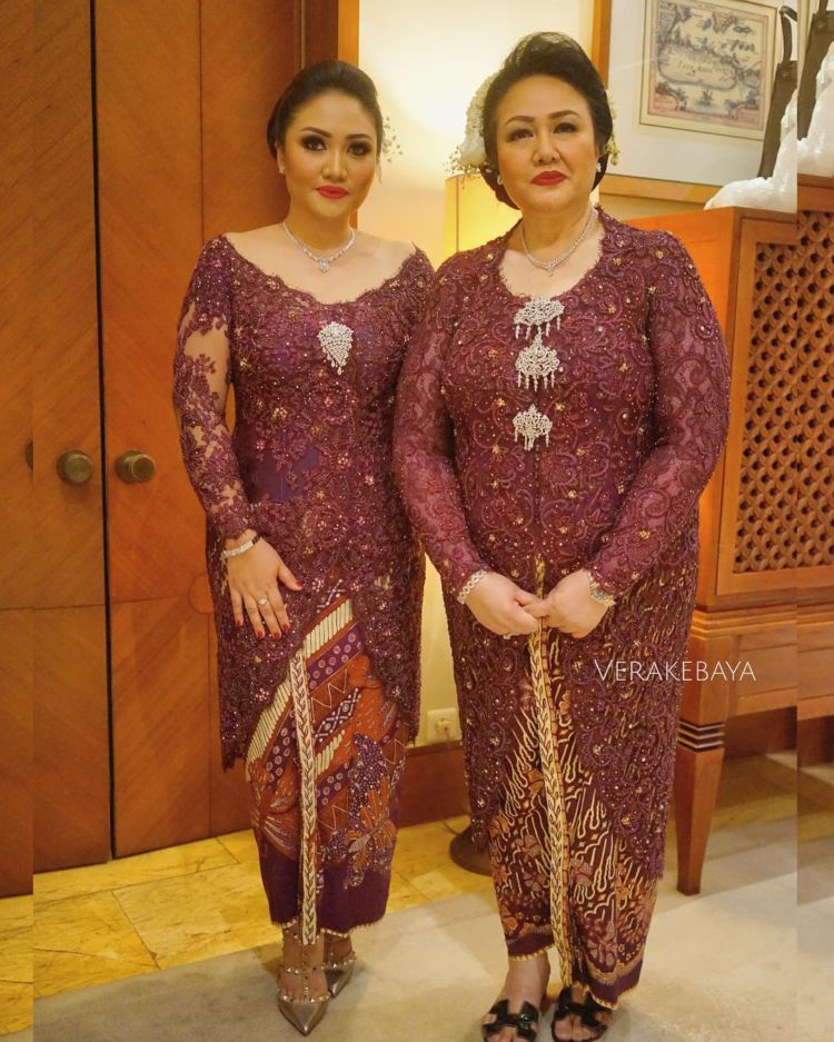 12 Inspirasi Kebaya  untuk Mama di Hari Pernikahanmu 