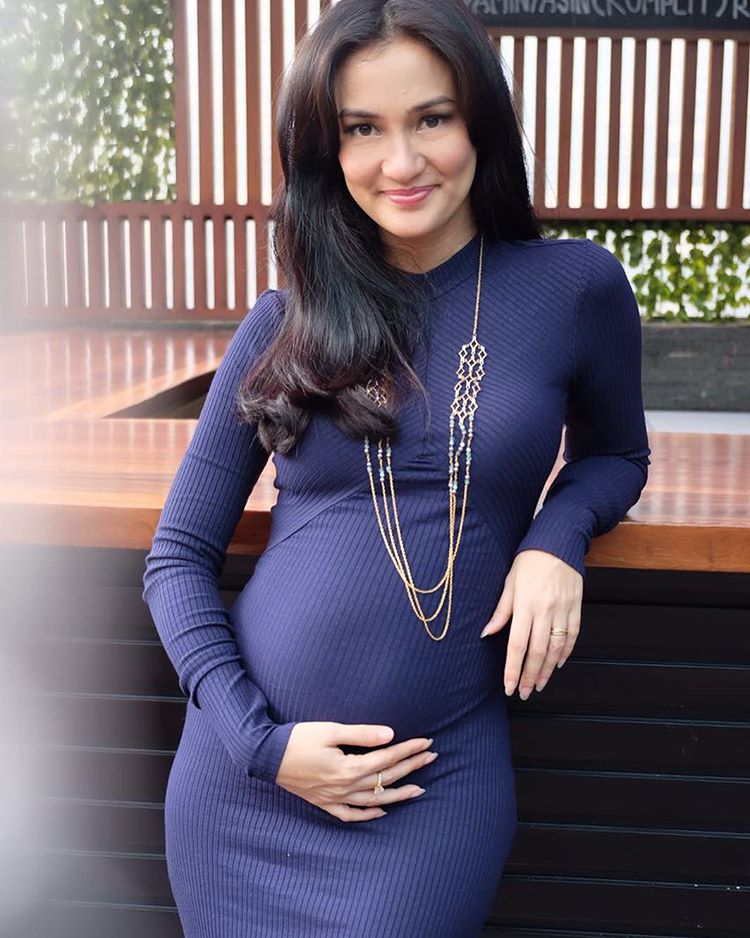 Parade Foto Aktris yang Justru Terlihat Lebih Seksi Pas Hamil. Tenang, Nanti Istrimu Juga Gitu Kok!