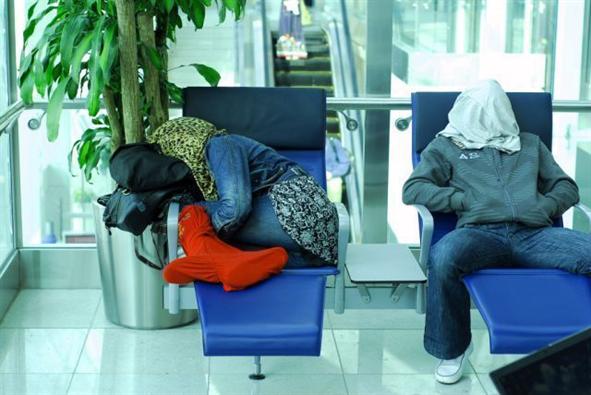 Begini 10 Cara Tidur di Airport yang Kocak Banget. Yakin Deh Bakal Ngakak Saking Kreatifnya!