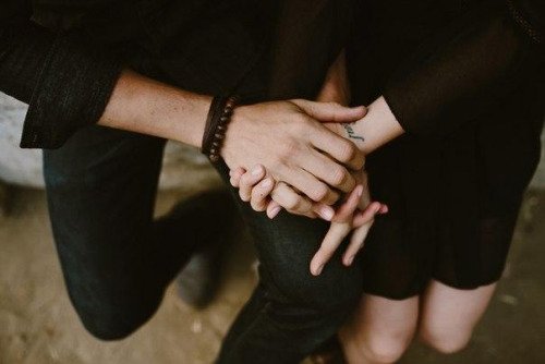 Ingin Tahu Perasaan Cowokmu yang Sebenarnya? Coba Cek Dari Genggaman Tangannya