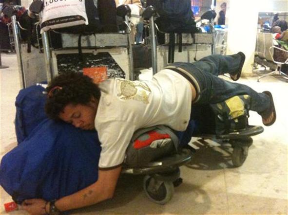 Begini 10 Cara Tidur di Airport yang Kocak Banget. Yakin Deh Bakal Ngakak Saking Kreatifnya!