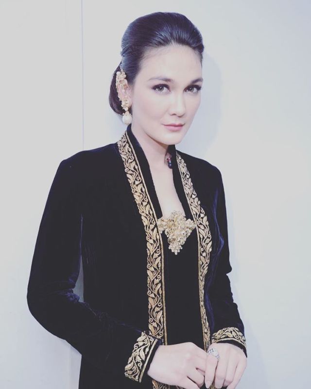 8 Parade Artis Blasteran Memakai Kebaya. Antara Bikin Pangling dan Kelihatan Indonesia Banget!