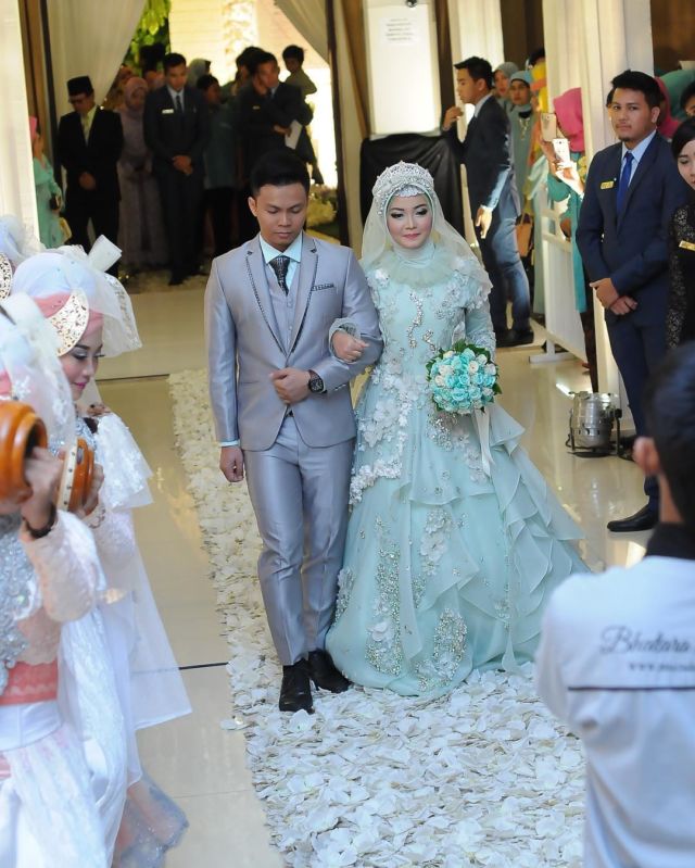 Kamu Berhijab dan Mau Menikah A La Internasional? Intip 14 Gaun Pengantin dari Pernikahan Adik Oki Setiana Dewi yang Mewah, Tapi Tetap Syar'i