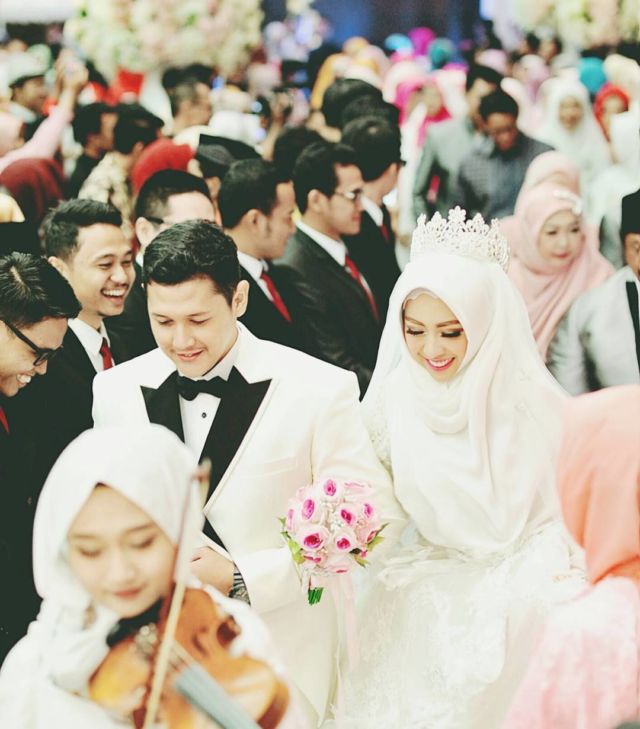 Kamu Berhijab dan Mau Menikah A La Internasional? Intip 14 Gaun Pengantin dari Pernikahan Adik Oki Setiana Dewi yang Mewah, Tapi Tetap Syar'i