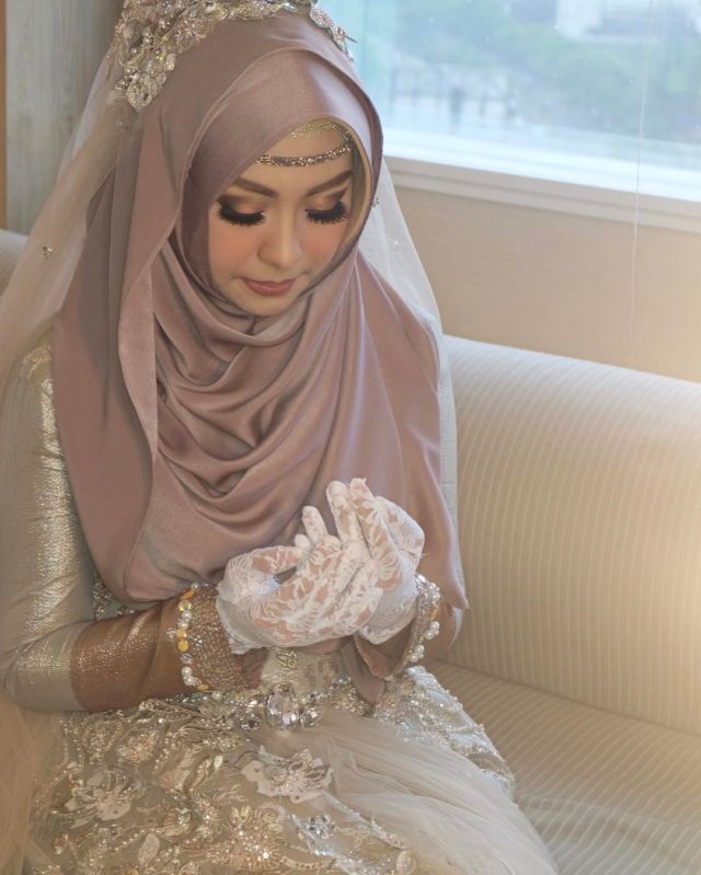 Kamu Berhijab dan Mau Menikah A La Internasional? Intip 14 Gaun Pengantin dari Pernikahan Adik Oki Setiana Dewi yang Mewah, Tapi Tetap Syar'i
