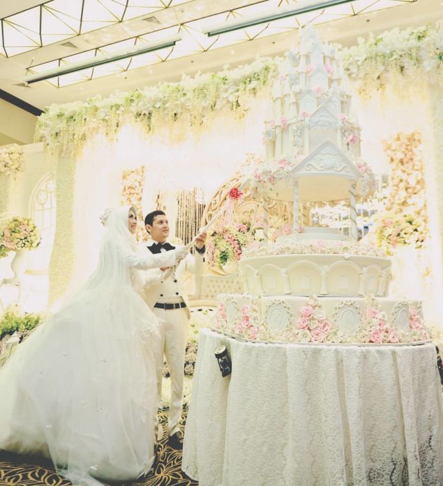 Kamu Berhijab dan Mau Menikah A La Internasional? Intip 14 Gaun Pengantin dari Pernikahan Adik Oki Setiana Dewi yang Mewah, Tapi Tetap Syar'i
