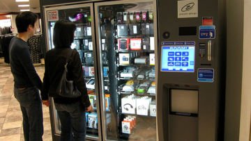 Nggak Cuma Jualan Soda, Semua Dijual Lewat Vending Machine di Jepang. Ini 18 Contoh Paling Gilanya