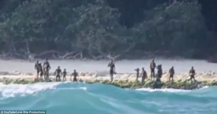 Rekaman Video Suku Paling Terisolir di Dunia. Siapapun yang ke Sana Akan Diserang Batu dan Panah Api!