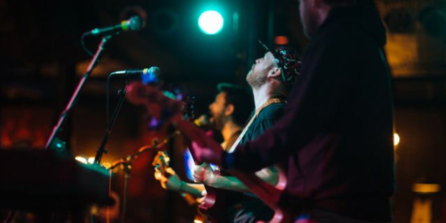 Gitaris di konser
