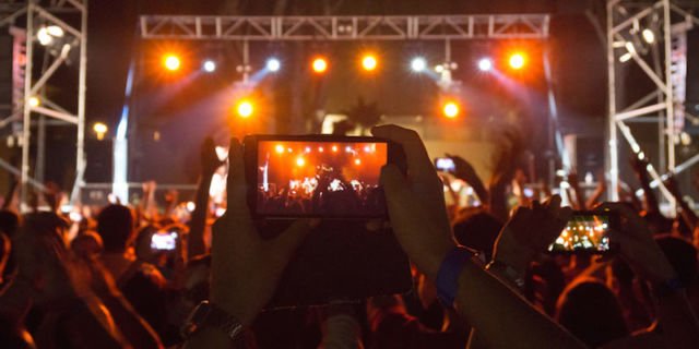 Nonton konser sambil direkam