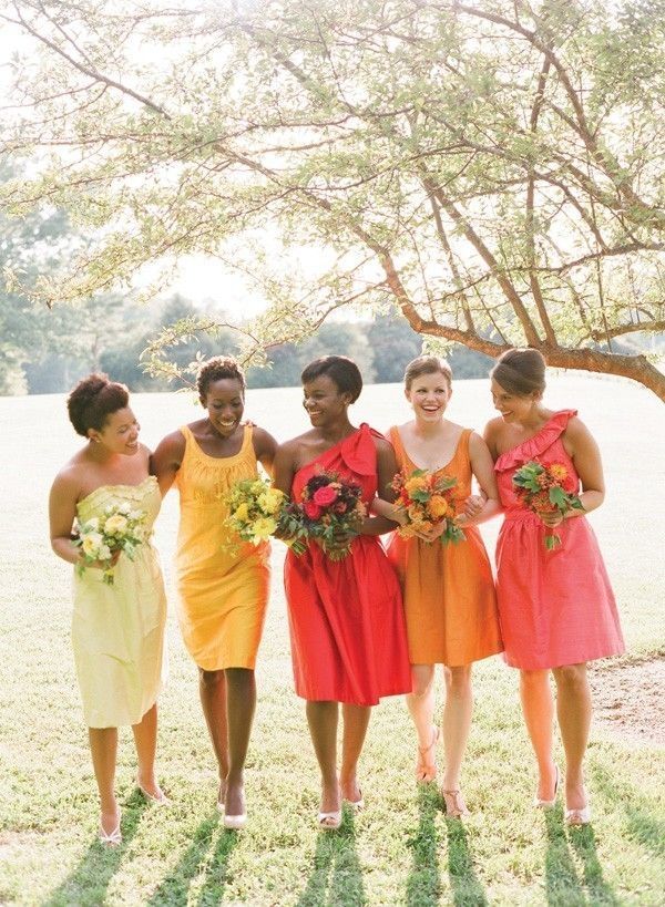 14 Inspirasi Gaun Bridesmaid Aneka Warna. Kata Siapa Seragam Harus Serba Sama?