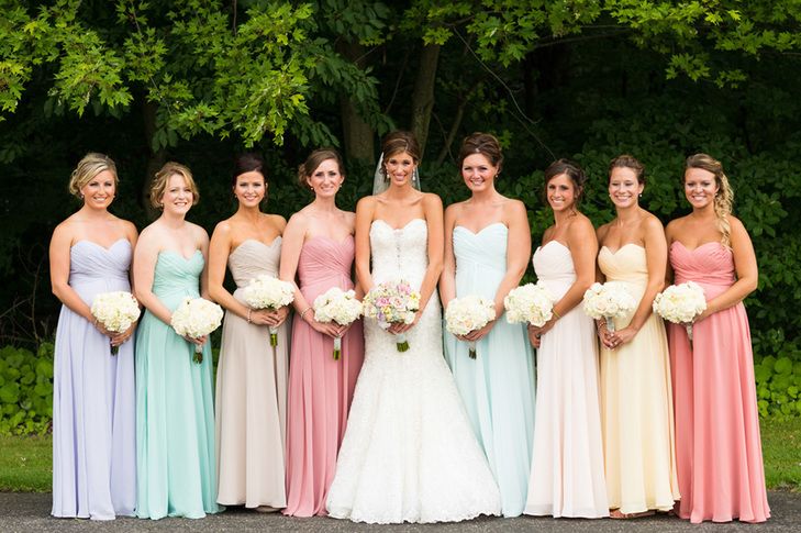 14 Inspirasi Gaun Bridesmaid Aneka Warna. Kata Siapa Seragam Harus Serba Sama?