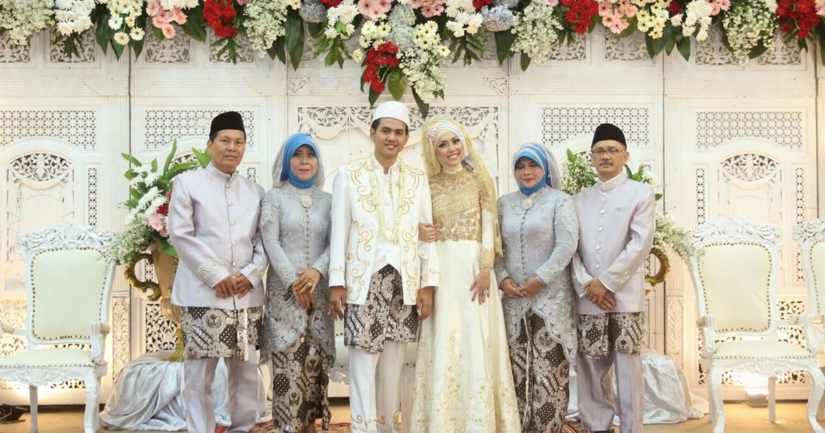 12 Inspirasi Kebaya untuk Mama di Hari Pernikahanmu 12 Inspirasi Kebaya untuk Mama di Hari Pernikahanmu