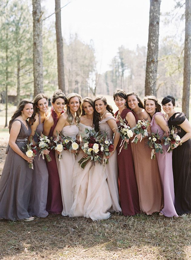 14 Inspirasi Gaun Bridesmaid Aneka Warna. Kata Siapa Seragam Harus Serba Sama?
